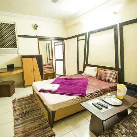 Hotel Gujarat Palace Uddzsaín Kültér fotó