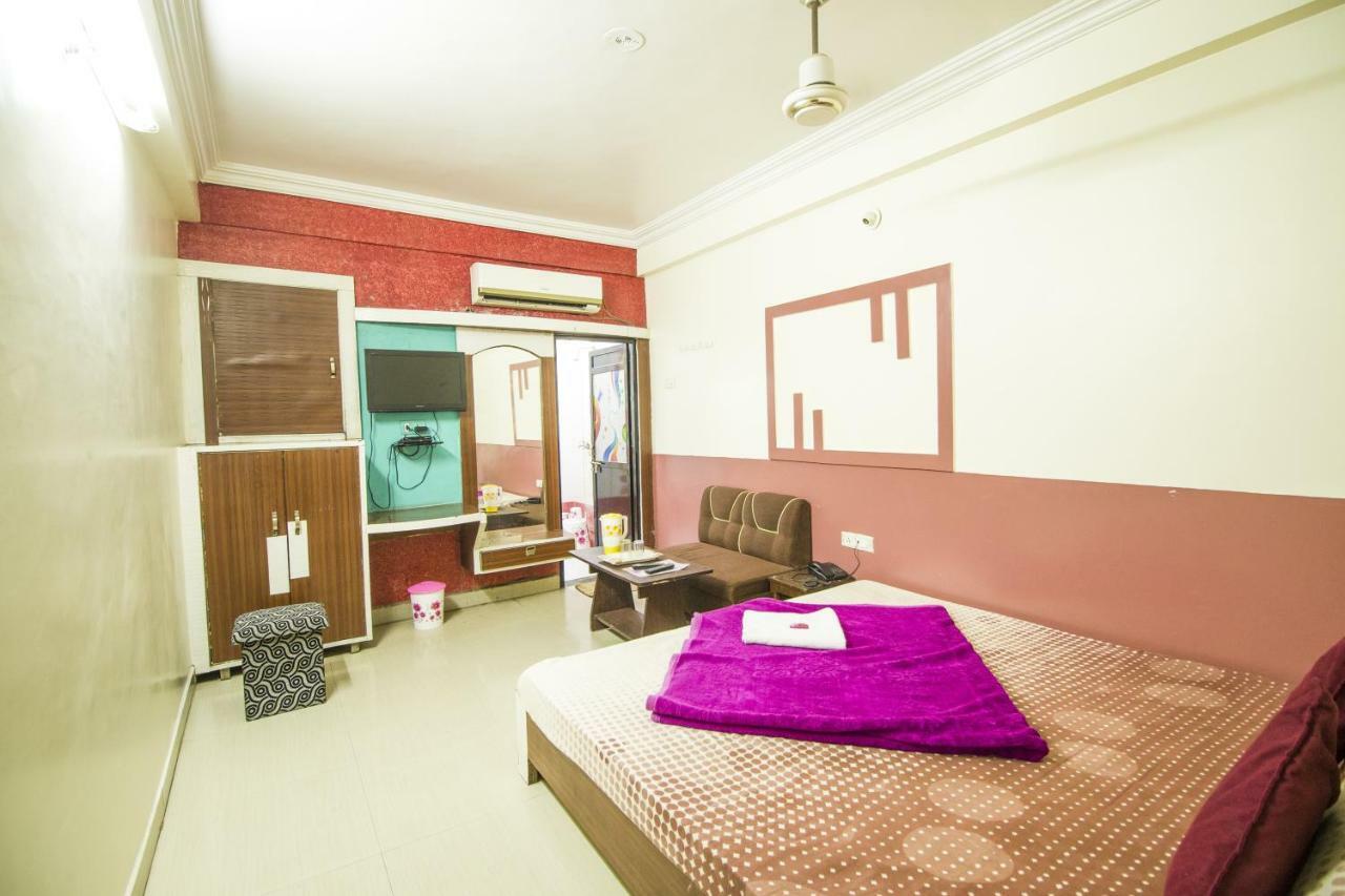 Hotel Gujarat Palace Uddzsaín Kültér fotó