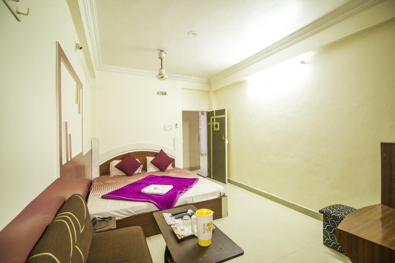 Hotel Gujarat Palace Uddzsaín Kültér fotó