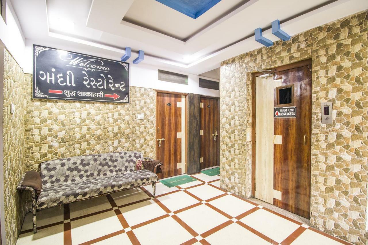 Hotel Gujarat Palace Uddzsaín Kültér fotó