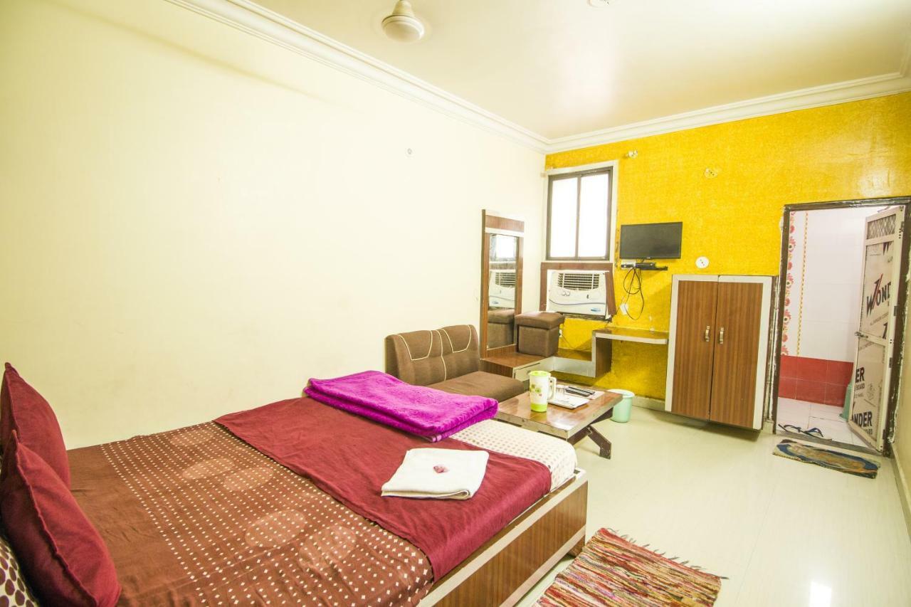 Hotel Gujarat Palace Uddzsaín Kültér fotó