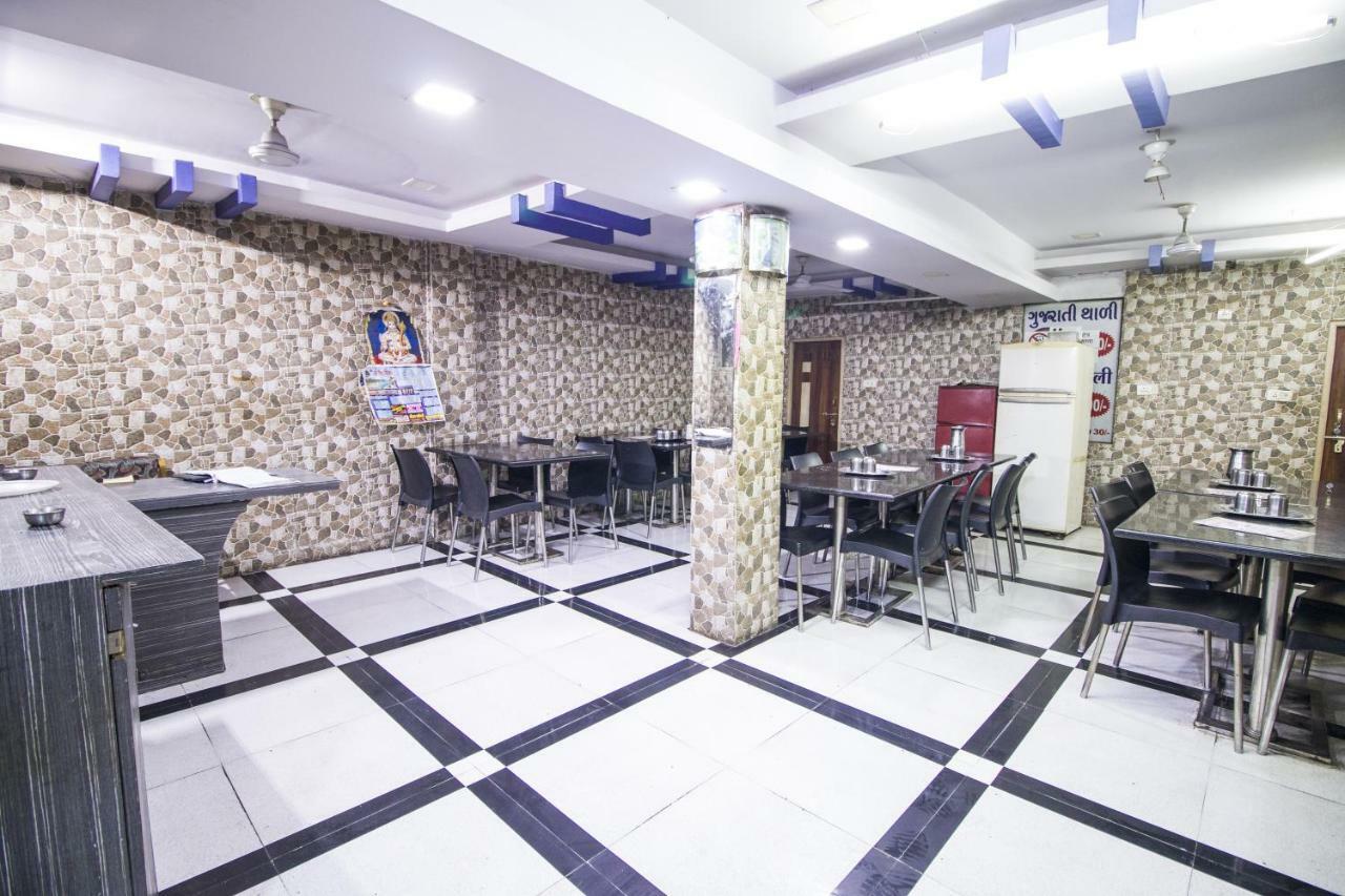 Hotel Gujarat Palace Uddzsaín Kültér fotó