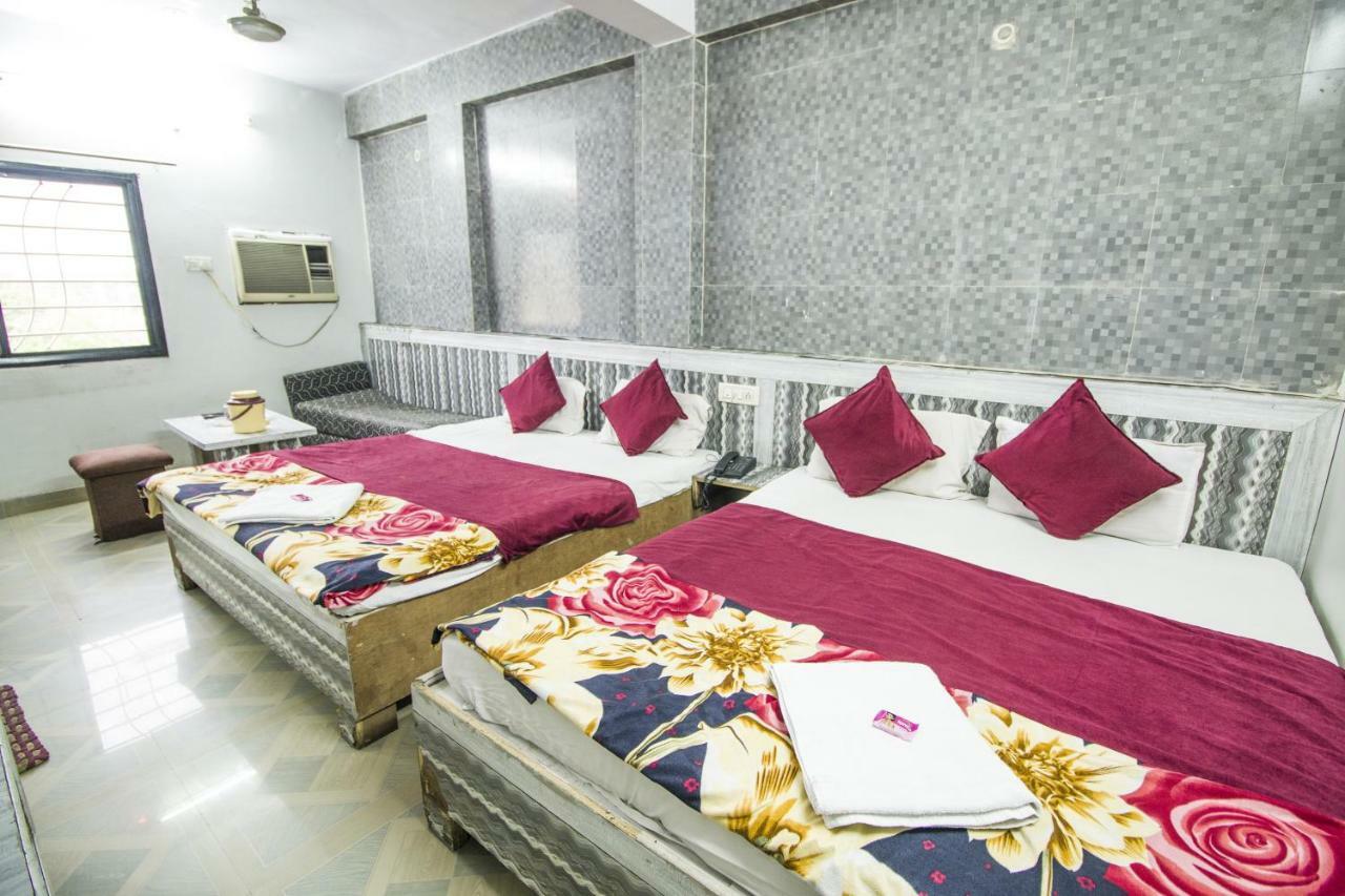 Hotel Gujarat Palace Uddzsaín Kültér fotó