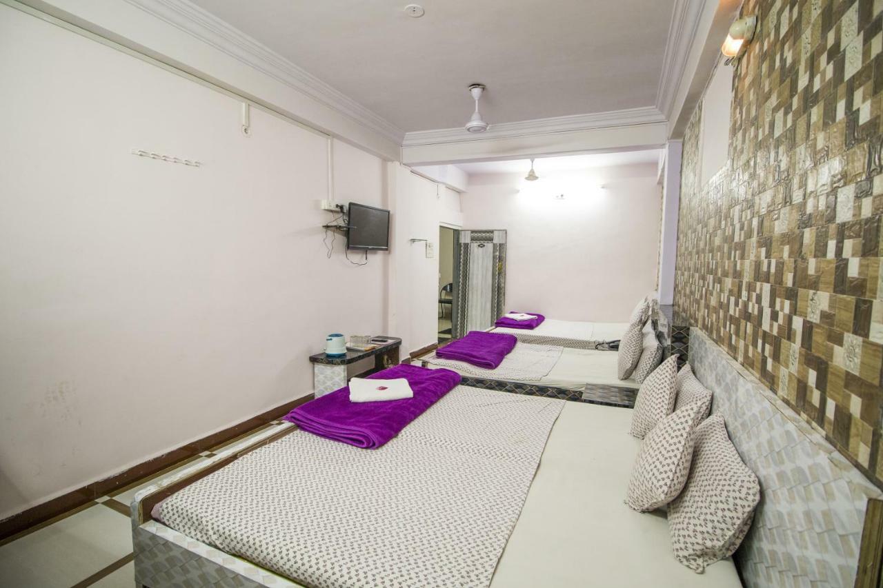 Hotel Gujarat Palace Uddzsaín Kültér fotó