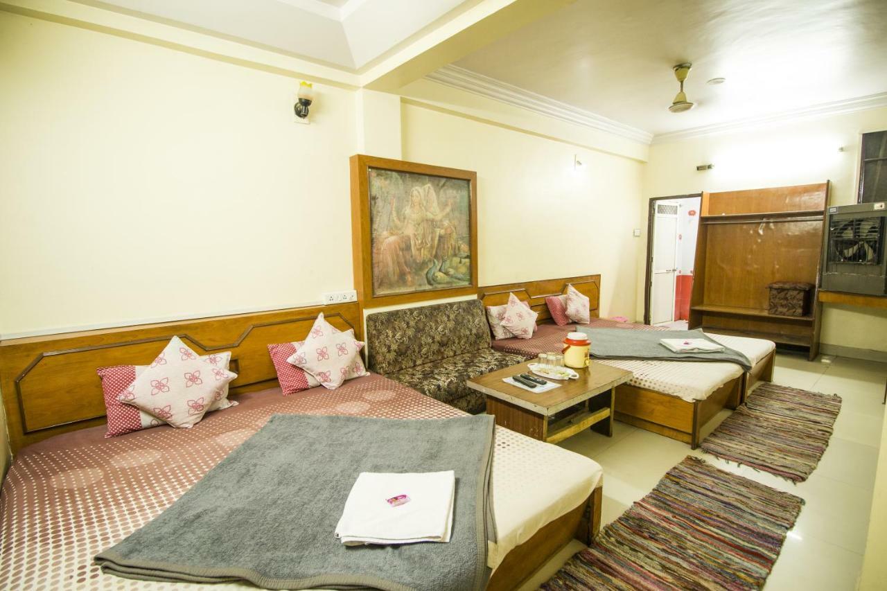 Hotel Gujarat Palace Uddzsaín Kültér fotó