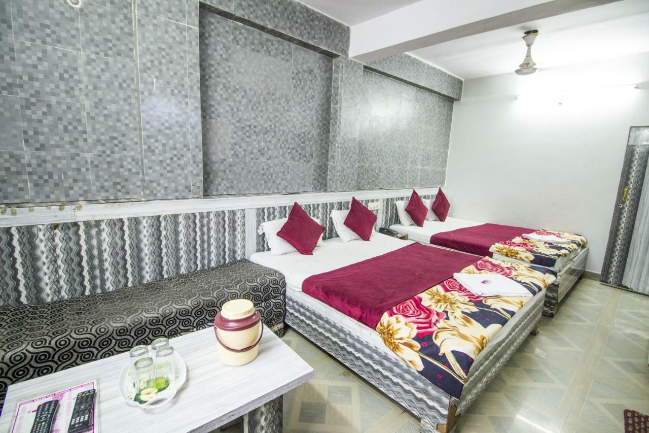 Hotel Gujarat Palace Uddzsaín Kültér fotó